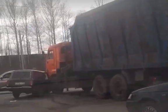 В Ярославле грузовик протаранил легковушку на перекрестке, где не работал светофор. Видео