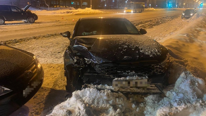 Машины разбиты, водители в больнице: ГИБДД рассказала об аварии в Нижневартовске