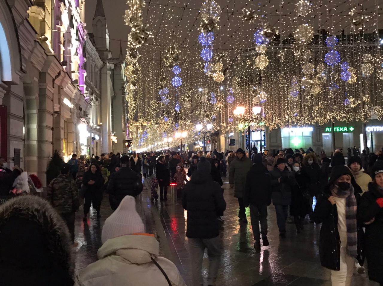 С Новым годом, с новым штаммом! Москва встретила Новый год толпами людей без масок, пугая иностранцев