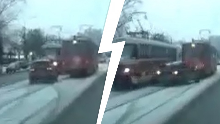 На Уралмаше водитель «Лады» атаковал трамвай: видео