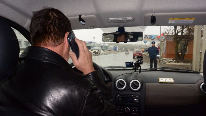 ГИБДД попросила водителей Курганской области смотреть не в телефон, а на дорогу