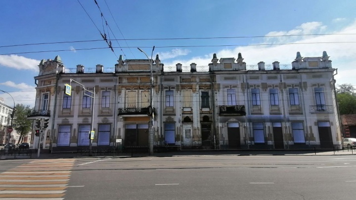 Сгоревшее старое здание ТЮЗа в Иркутске затянули баннером