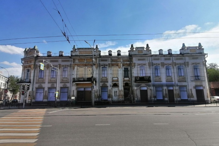 Сгоревшее здание ТЮЗа на улице Ленина закрыли баннером