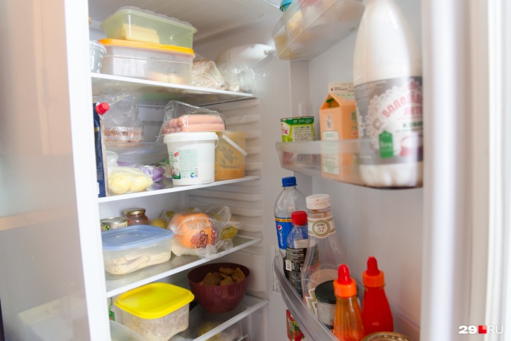 Обычно на дверцу холодильника ставят соусы и бутылки, в том числе с молочной продукцией — а зря