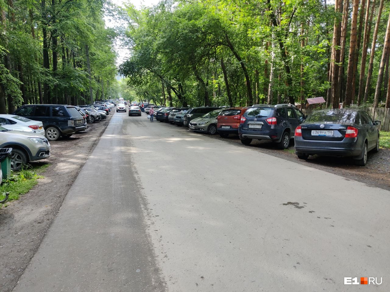 «Устроили там паркинг»: горожане пожаловались на засилье машин в парке Маяковского