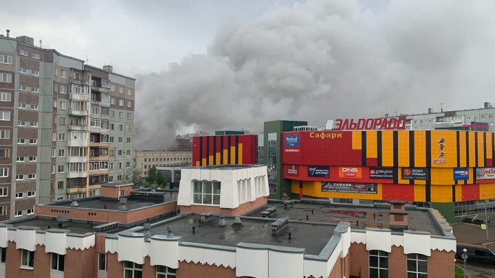 Огромный столб дыма рядом с панельками: в Архангельске потушили пожар на рынке у «Диеты» — хроника