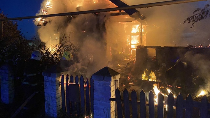 Две женщины погибли в горящем доме в Сормове. Причиной пожара могло стать неправильное использование электроприборов