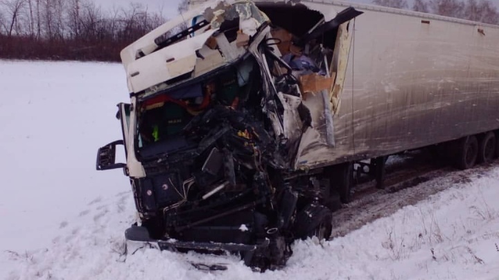 В Башкирии при столкновении грузовиков скончался 58-летний водитель