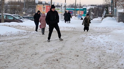 «Мэр мог бы сам с лопатой выйти»: мнения ярославцев с тротуаров о зимней уборке города. Видеоопрос