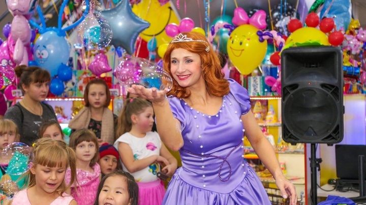Игрушки и сладкие сюрпризы подарит «Новосити» девочкам на «LOL-вечеринке» в Чите