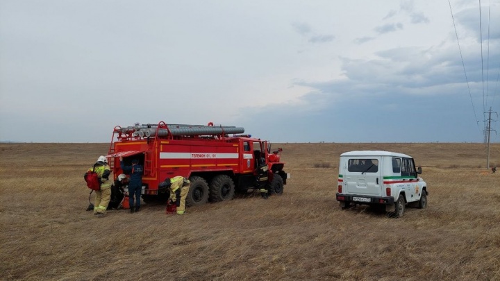 Пожарные тушат пал травы в районе аэропорта в Чите. Огонь отступил от домов