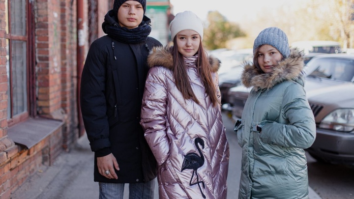 Зимние куртки, пальто, пуховики, комбинезоны для девочек и мальчиков поступили в «Угловой»