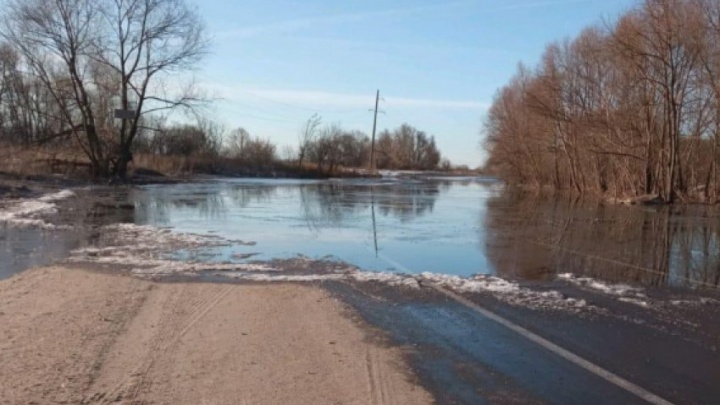 Река подтопила дорогу к Мензе и отрезала село от внешнего мира