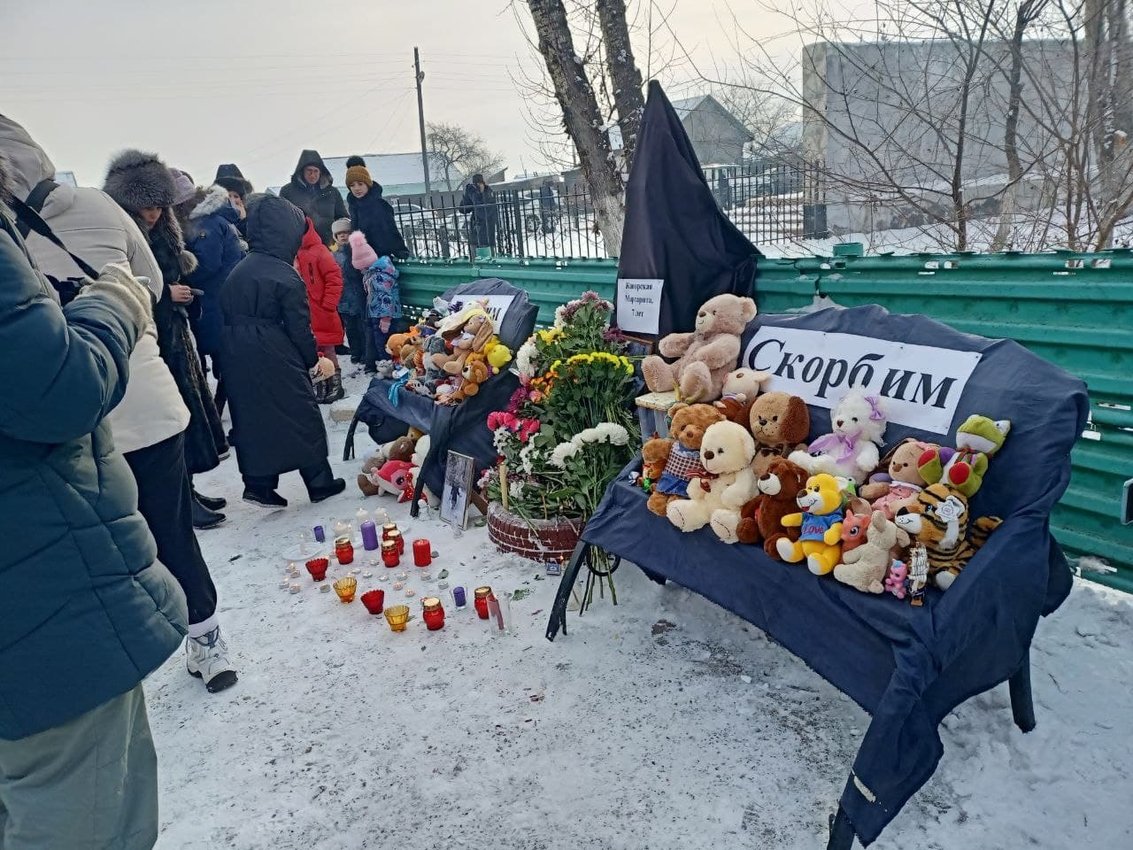 Стихийный мемориал возле школы в Домне Стихийный мемориал возле школы в Домне