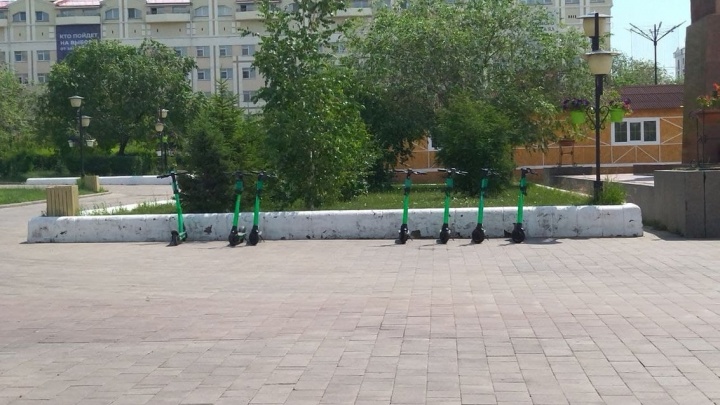 Самокаты стоят на площади Ленина — мэрия заявила, что пункт проката убрали