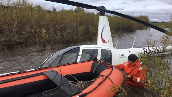 Фото неудачно приземлившегося в реку вертолёта в Чите прислали очевидцы