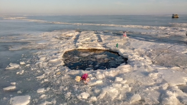 Иномарка с туристами из Орла провалилась под лёд на Байкале, все живы