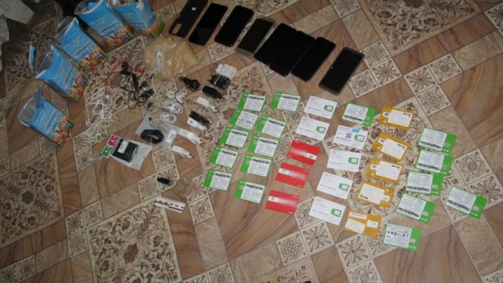 Сотрудники ИК-8 в Карымском пресекли доставку сим-карт, телефонов и наркотиков