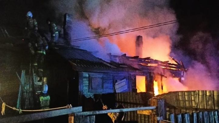 Две квартиры дома сгорели в Чите — пожару был присвоен повышенный ранг сложности