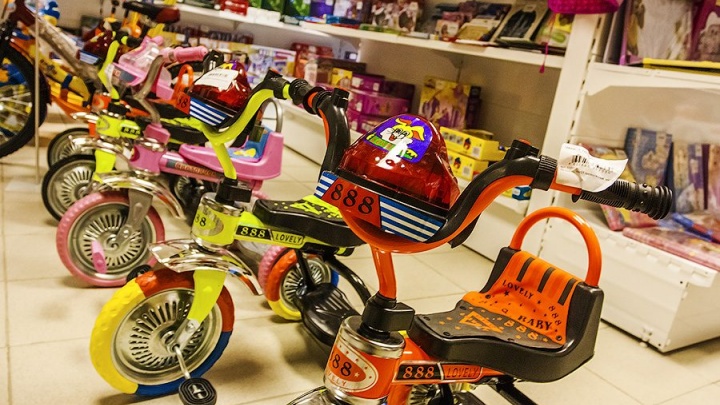 Новый ассортимент игрушек, кукол и конструкторов появился в супермаркете «Бегемотик»