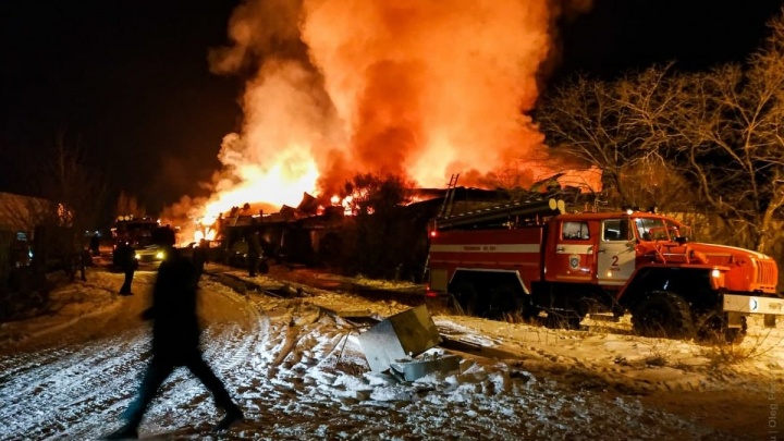 Пожарные в Чите развенчали миф, что автоцистерна может приехать на тушение огня без воды