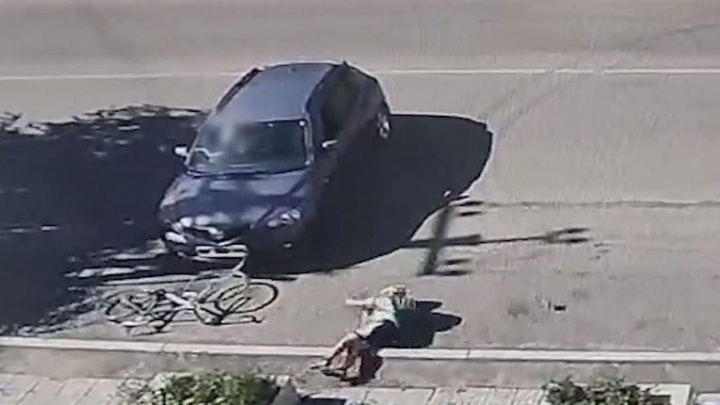 Момент аварии с 15-летней велосипедисткой в Чите попал на видео