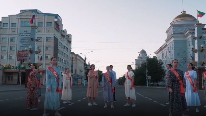Выпускники станцевали танец в стиле контемпорари на площади Ленина в Чите