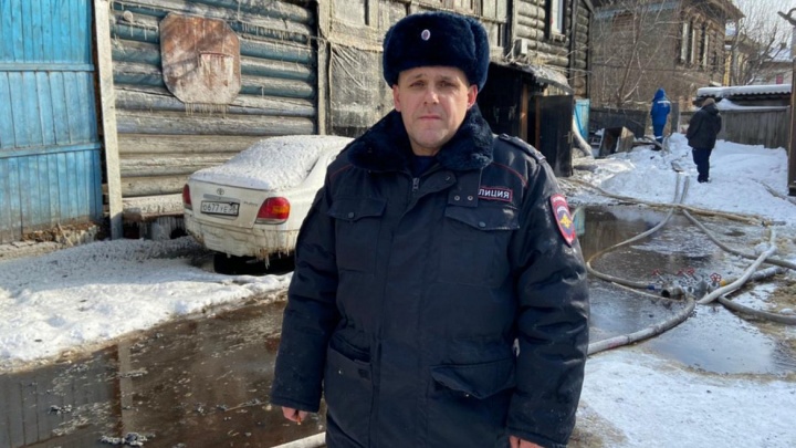 Полицейские эвакуировали жильцов горевшего дома на Декабрьских событий в Иркутске