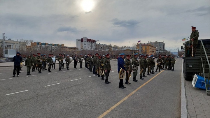 Репетиция парада Победы началась на площади Ленина в Чите — фото и видео