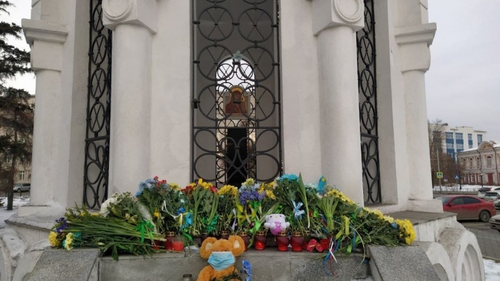 Иркутяне принесли цветы к часовне у правительства — там были таблички о жителях Донбасса