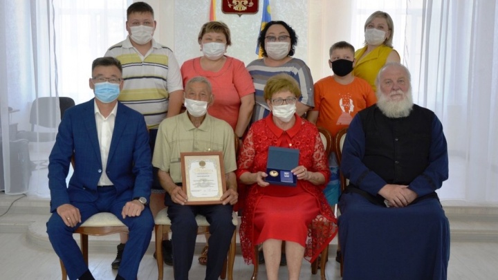 Женатые 53, 51 и 50 лет пары из Забайкалья получили медали «За любовь и верность»