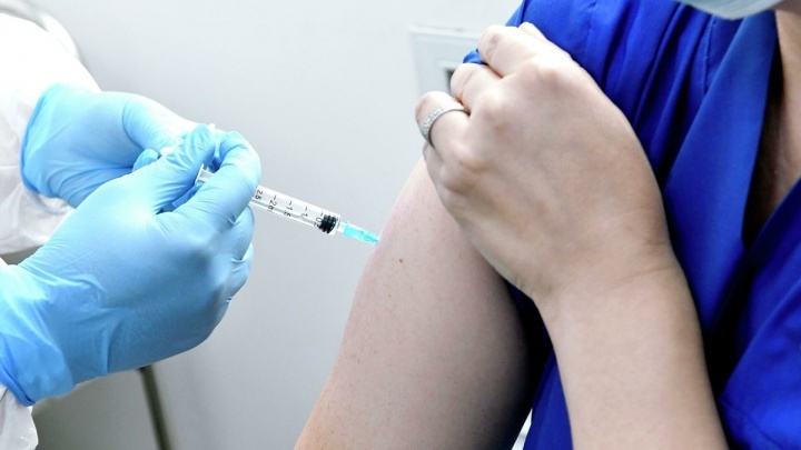 Путин порекомендовал губернаторам лично контролировать ход вакцинации от COVID-19
