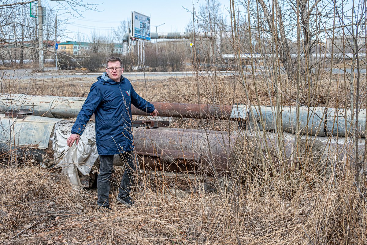 Дмитрий Зотов, на фоне оголённых труб в районе малой железной дороги.