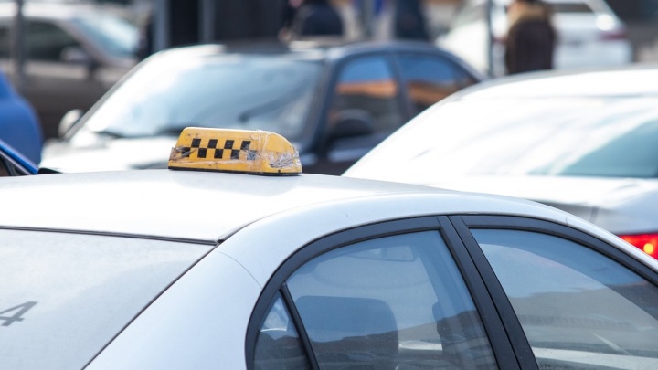 Читинский таксист отказался везти девушку в аэропорт, заломив цену в 700 рублей