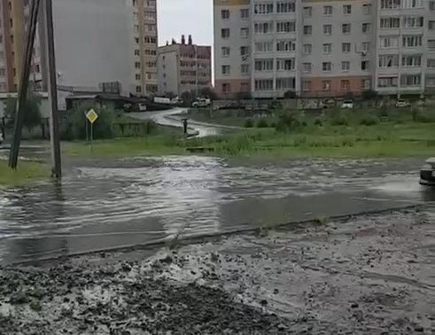 Ливневая канализация около микрорайона Октябрьский в Чите не справилась с осадками 12 июля
