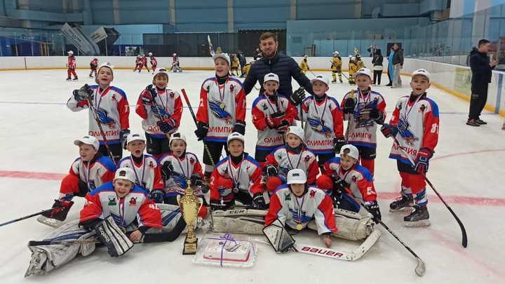 «Мангазея» вручила призы победителям молодёжного хоккейного турнира в Чите (6+)