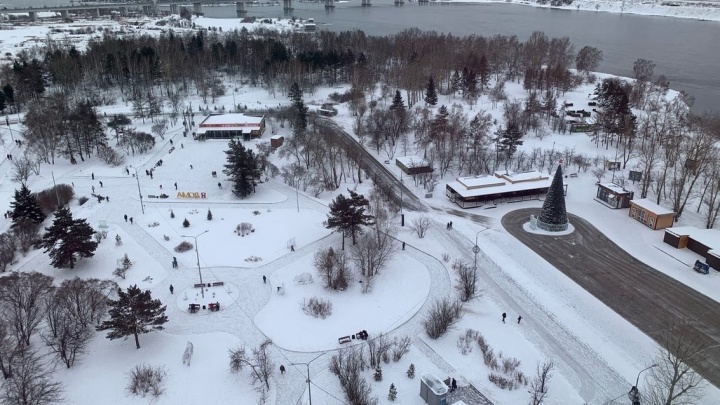 Снег перестали убирать с дорожек на Конном в Иркутске – это подготовка к заливке катка