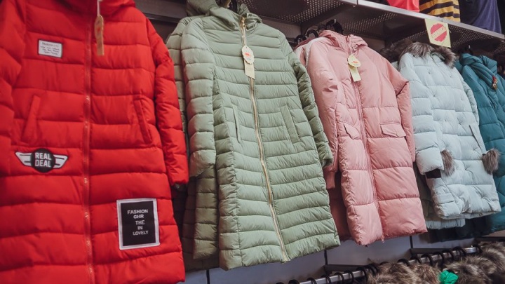 Семейные магазины «Ценопад» в Чите объявили скидки до 70% на верхнюю одежду