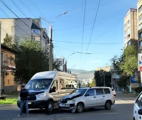 Маршрутка столкнулась с Toyota Probox в центре Читы