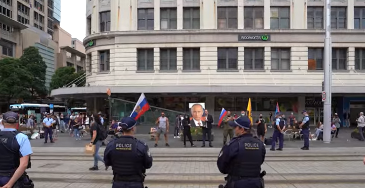 Забайкальские казаки в центре Сиднея устроили перебранку со сторонниками Навального