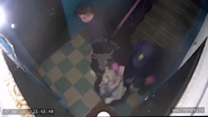 Видео того, как двое мужчин выносят из квартиры тело 28-летней девушки, разместили в Сети