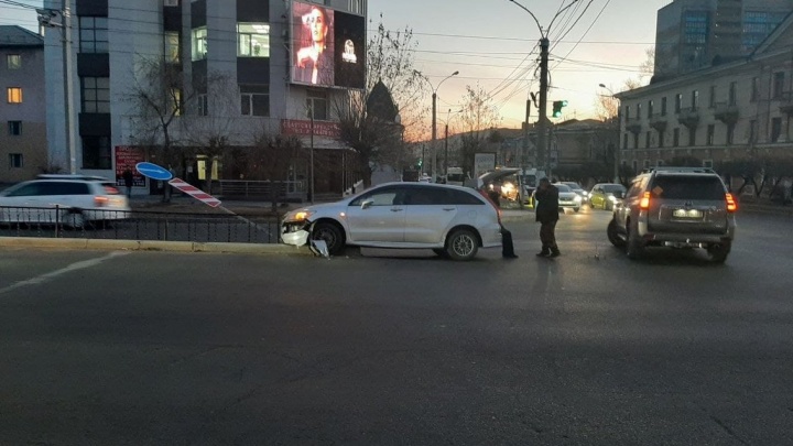 Два автомобиля столкнулись на перекрёстке улиц Бутина — Бабушкина в Чите
