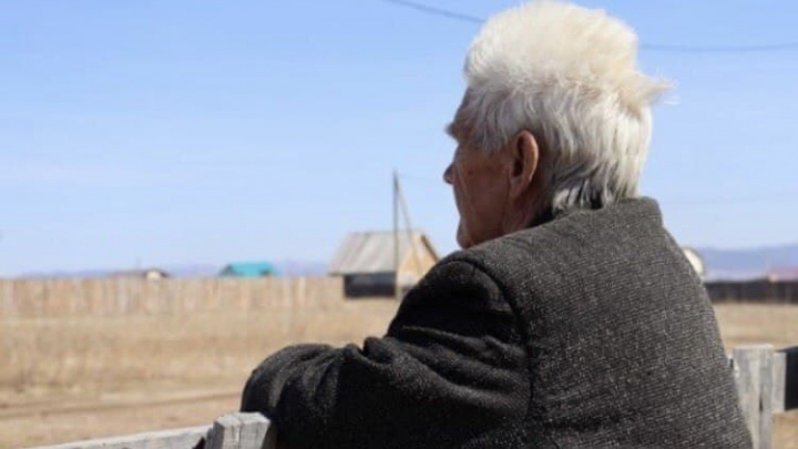 Волонтёры в Забайкалье собрали более ста тысяч на жильё для пенсионера из картонного дома