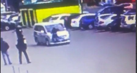 Пострадавший с парковки «Абсолюта» работает в ТЦ, он пытался задержать преступника – СМИ