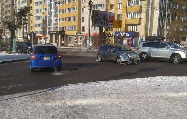 Две иномарки столкнулись на перекрёстке Новобульварная — Журавлёва в Чите
