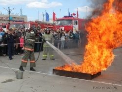 Показательные выступления МЧС на площади Ленина