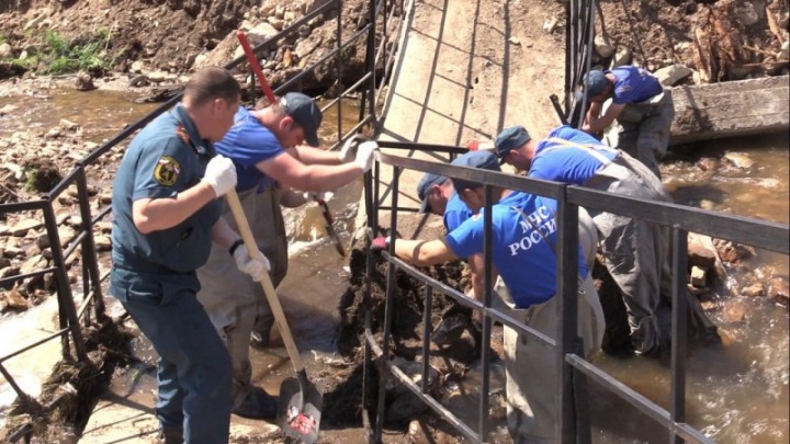 Спасатели МЧС России установили временную переправу вместо разрушенного моста в Балее