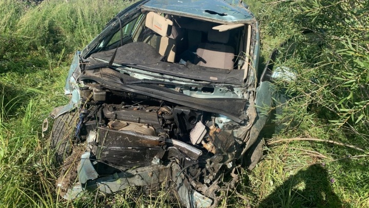 Девушка-подросток без прав на автомобиле Toyota Ipsum снесла остановку в Забайкалье