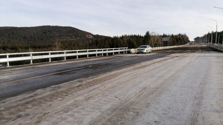 Схему движения изменили по ремонтируемому путепроводу на федеральной трассе в Песчанке