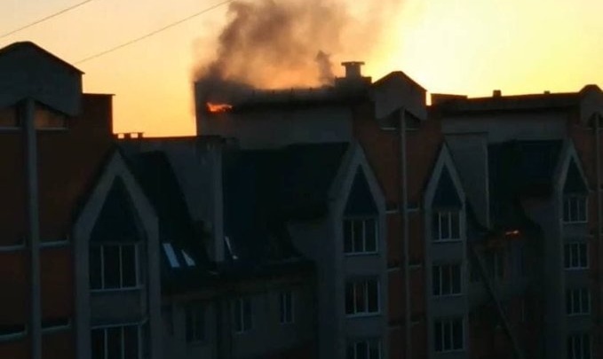 Сотрудники МЧС потушили крышу дома на улице Угданской в Чите